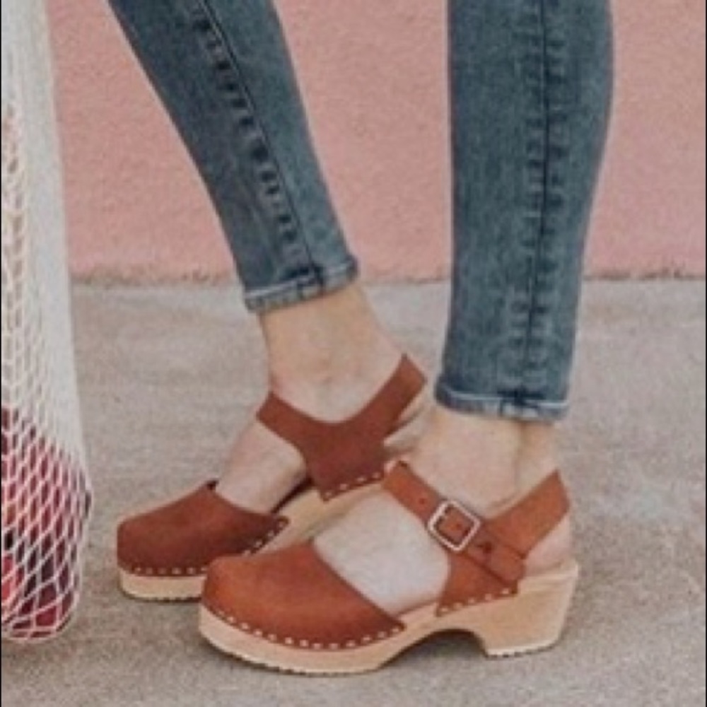 Lotta Low Heeled Closed Toe Clogs
